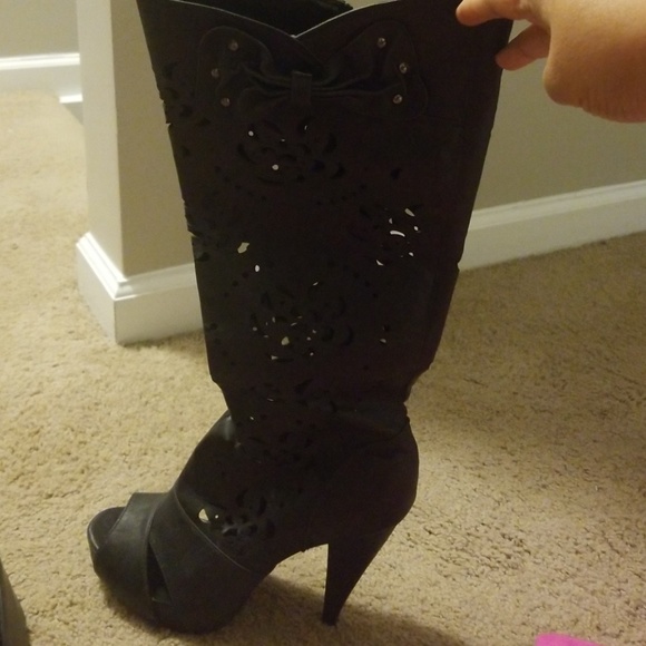 Boots - Picture 2 of 4